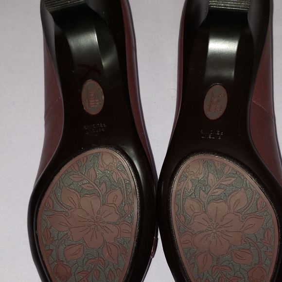 Brown sofft with chain detail new ladies shoe - Picture 7 of 9